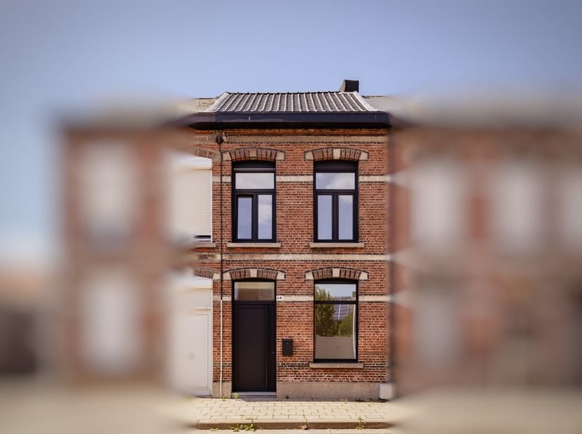 Deze volledig gerenoveerde &amp; energiezuinige eengezinswoning is gelegen op een centrale, maar bovenal rustige ligging in een residentiële omgeving met
