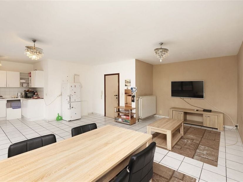 Centraal en gunstig gelegen appartement met 2 slaapkamers én terras&lt;br /&gt;
Omgeving:&lt;br /&gt;
+ Gunstig en centraal gelegen, net buiten de Grote Ring van