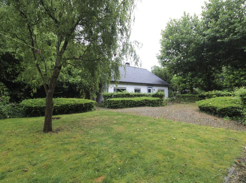 LANDELIJKE WONING -  &lt;br /&gt;
 &lt;br /&gt;
Alleenstaande woning in groene omgeving.  &lt;br /&gt;
De woning is toegankelijk via de elektrische poort of aparte voor
