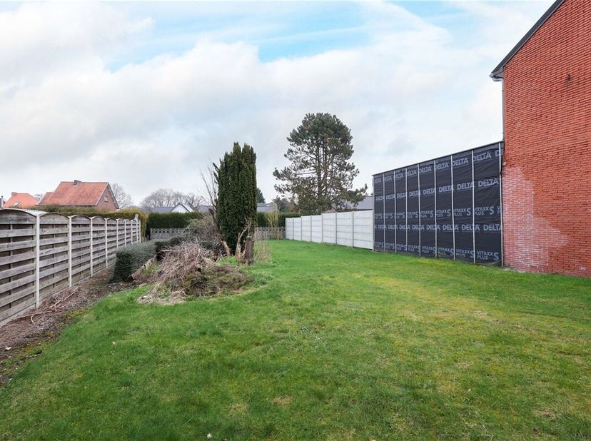 Knappe bouwgrond van 4a45ca geschikt voor een halfopen bebouwing, gelegen in een rustige woonwijk&lt;br /&gt;
Omgeving: &lt;br /&gt;
+ Rustige woonbuurt met goede
