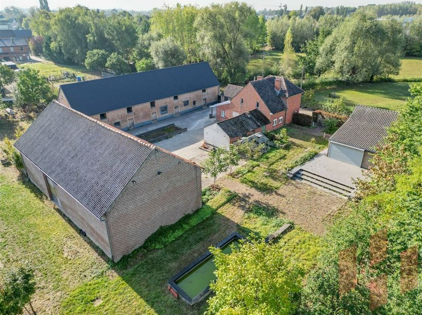 Welkom bij deze prachtige oude boerderij gelegen aan de Kleine Hilst 3500 te Hasselt.&lt;br /&gt;
Met een totale grondoppervlakte van 3900m² biedt deze boer