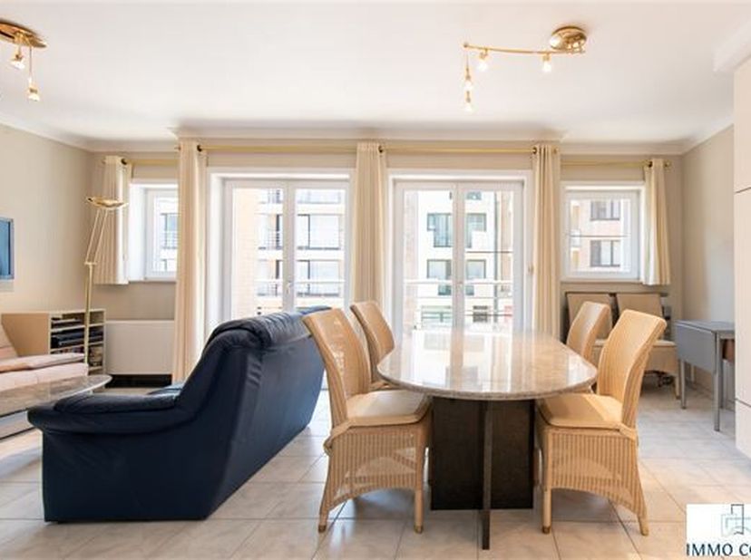 L&#039;appartement « Princess III 0101 », situé dans la rue Antoine Van Cailliestraat 18 à Middelkerke, offre une expérience de vie lumineuse et spacieuse