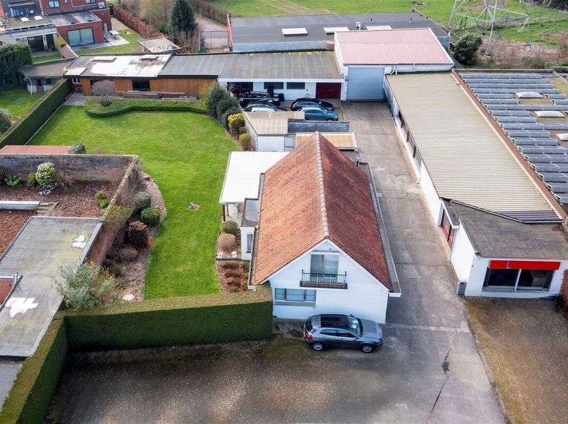 Cet entrepôt avec locaux d&#039;habitation est situé dans la Immerseelstraat à Wommelgem, une rue secondaire de l&#039;Autolei. La bretelle E313 se trouve à moi