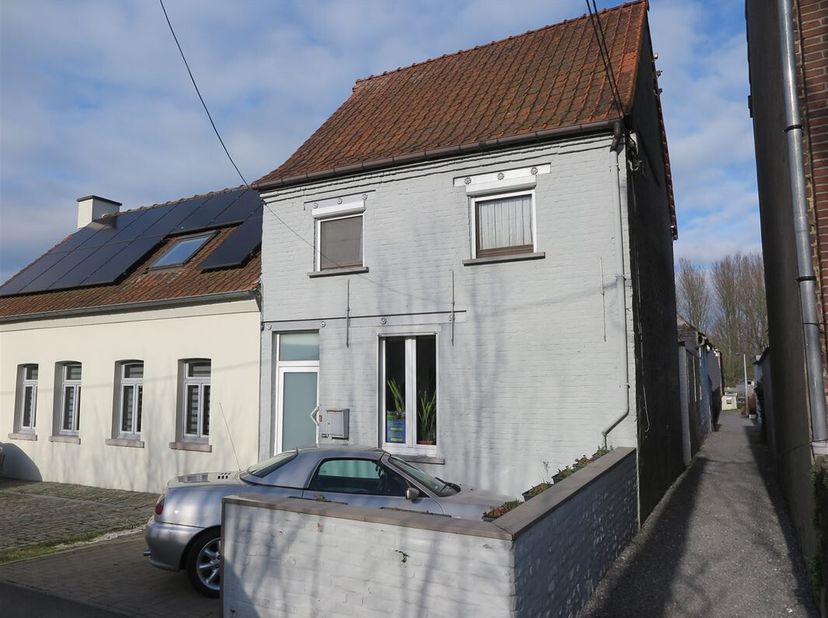 Nu te koop bij Sem Vastgoed: charmante woning, op goede ligging.&lt;br /&gt;
EPC F= extra te isoleren = te renoveren. Naast het huis is nog een steegje waar