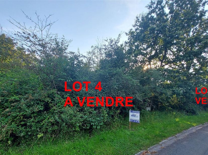 IMMOHALI vous propose à VENDRE &lt;br /&gt;
un grand terrain à batir (11a 55ca), pour un maison 4 façades, largeur de rue 26,65 m,&lt;br /&gt;
idéalement situé or