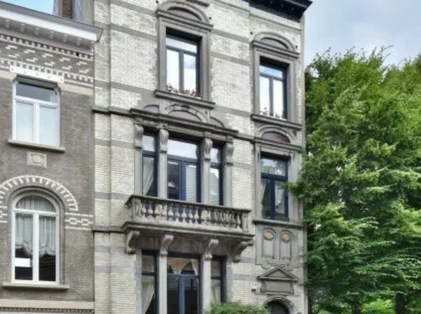 À deux pas du Square Montgomery, au 43 rue du Collège Saint Michel, ce superbe duplex meublé situé au dernier étage dune maison de maître divisée en a