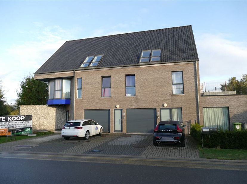 Opbrengsteigendom met een handelsgelijkvloers, 2 woningen en 2 duplexappartementen. Dit mooi gebouw is gelegen aan de rand van het industriegebied en