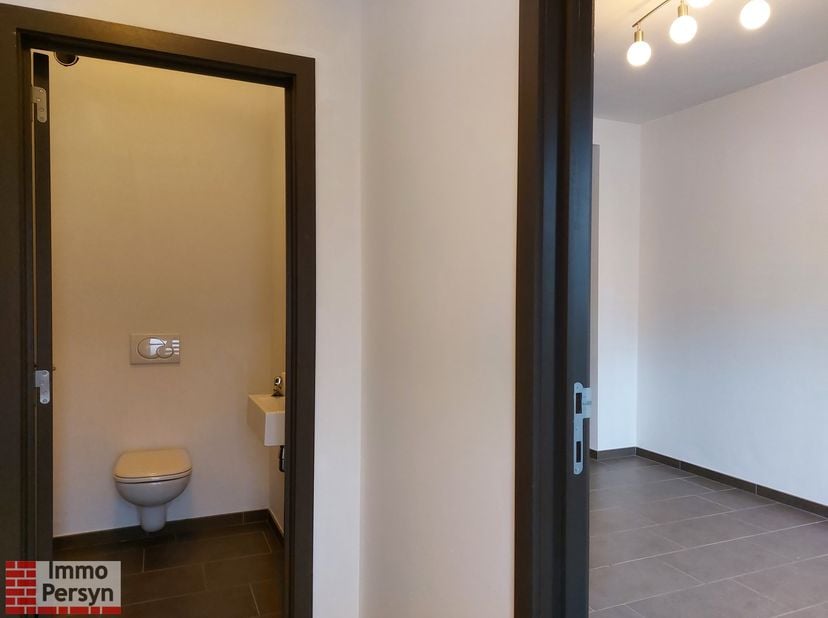 Deze gerenoveerde rijwoning in Scherpenheuvel is perfect voor wie op zoek is naar een instapklare woning met een gezellige stadstuin. De woning is gel