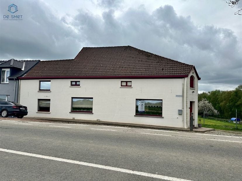 RUIME HALFOPEN BEBOUWING MET GARAGE EN TUIN&lt;br /&gt;
Deze op te frissen woning is gelegen op een terrein van 593m² en heeft een prachtig uitzicht op de v