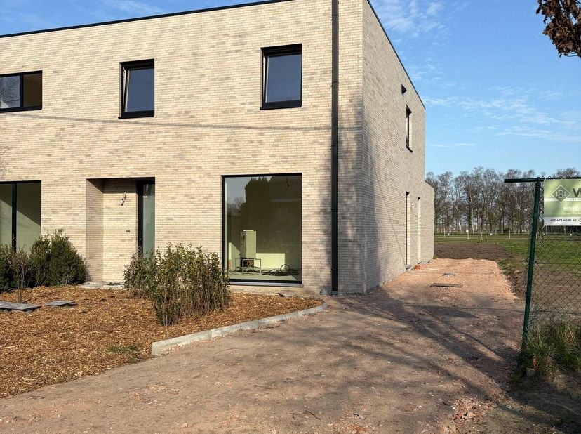 Finition et prix en fonction des options ci-dessous:&lt;br /&gt;
Option 1: 395 000 euros&lt;br /&gt;
- imperméable au vent et à l&#039;eau&lt;br /&gt;
- ventilation&lt;br /&gt;
-