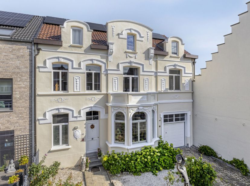 Immo Pické biedt U deze schitterende en perfect onderhouden herenwoning (470m²) aan gelegen in de nabijheid van alle mogelijke faciliteiten (scholen,