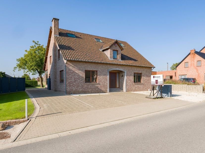 Deze instapklare woning combineert ruimte, comfort en een energiezuinig karakter op een uitzonderlijke manier. Gelegen in een rustige, goed bereikbare