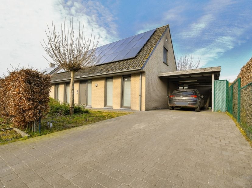 Deze woning bevindt zich op een centrale locatie in Sint-Maria Aalter, op wandelafstand van het station en met vlotte bereikbaarheid van het centrum.&lt;