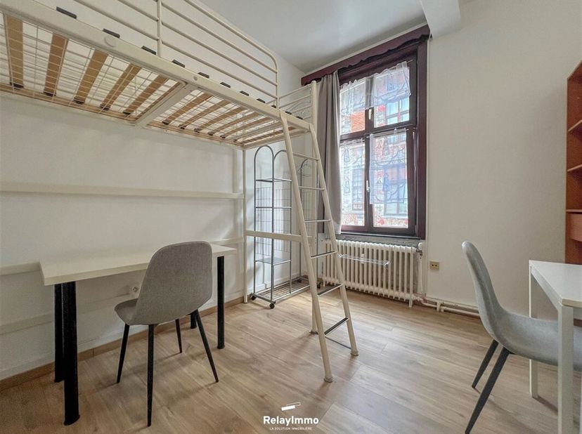 A deux pas de la Grand-Place de Tournai, maison composée de 5 chambres, idéale pour étudiants, jeunes travailleurs ou Erasmus ne souhaitant pas de dom