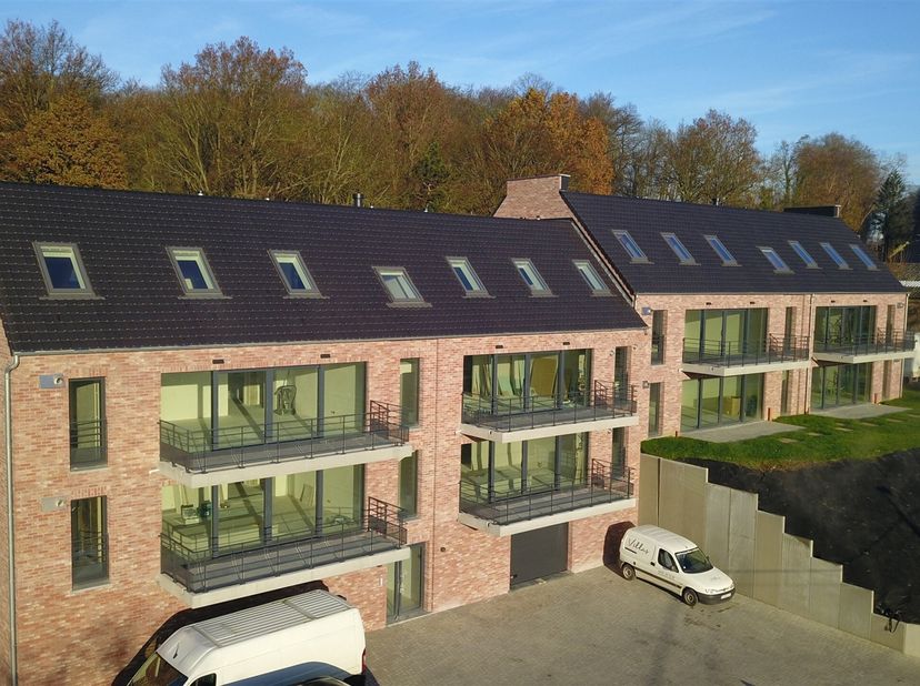 Locatie :&lt;br /&gt;
 Gelegen aan de ingang van het dorp Faux met vrij uitzicht over het omliggende platteland, profiteert dit gebouw van een zeer snelle t