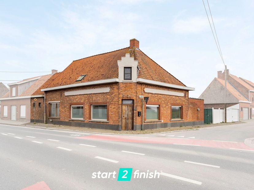 Ben je op zoek naar een unieke woonst met ruimte voor werk, opslag of een creatieve invulling? Dit ruime hoekpand in Langemark-Poelkapelle biedt einde