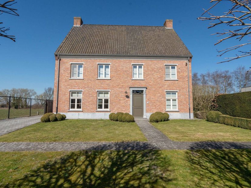 Karaktervolle statige eigendom met zeer ruim bijgebouw en achtergelegen weide met paardenstal. Dit allemaal met een goede verbinding naar Lier, Heist-