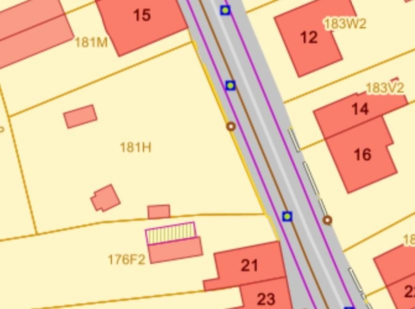 Terrain à vendre avec diverses possibilités. L&#039;offre se compose de 2 parcelles qui sont vendues ensemble. Ensemble, ces parcelles ont une superficie d