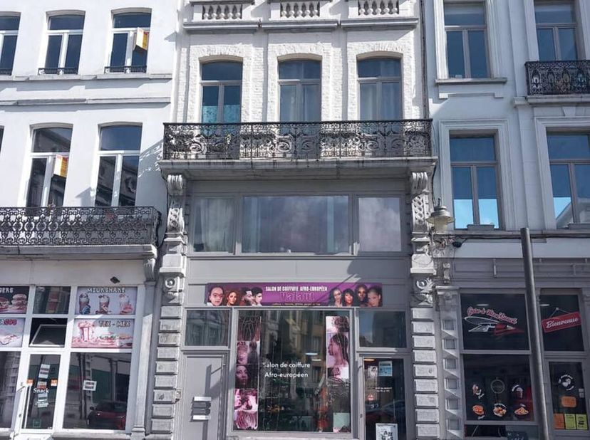 A vendre immeuble à proximité de la nouvelle de gare de Mons comprenant un rez commercial - 1er étage : pièce de séjour, 1 chambre , 1 salle d&#039;eau - 2