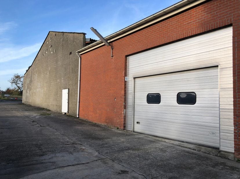 Espace de stockage à louer à Ninove, à proximité de la voie rapide entre Alost et Halle. L&#039;unité de 860 m² dispose de 2 portes sectionnelles, d&#039;une ha