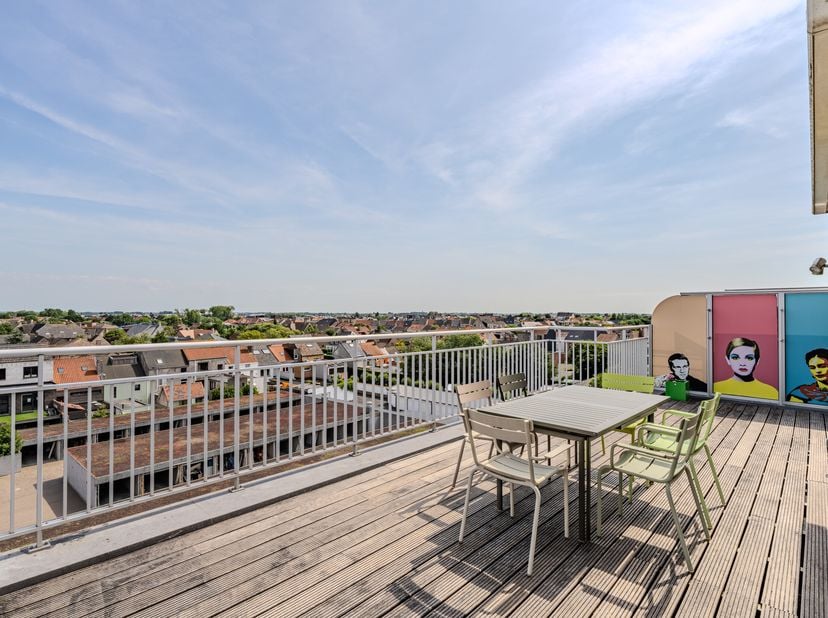 Ce magnifique appartement sur le toit (103 m²) à vendre est situé au cinquième étage de la récente résidence Astor, le long de la Nieuwpoortsesteenweg