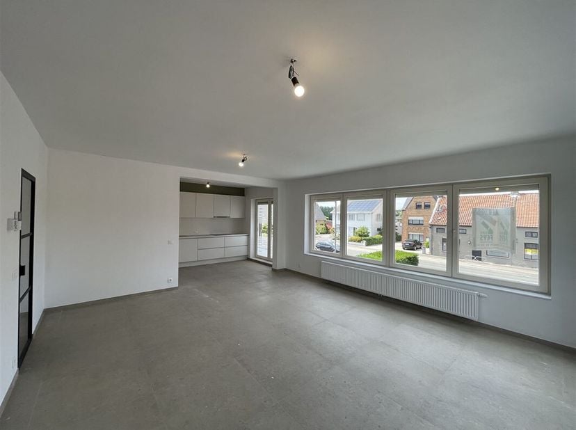 Op een centrale locatie in Oostkamp, op wandelafstand van winkels en andere voorzieningen, bevindt zich dit appartement op de eerste verdieping van ee