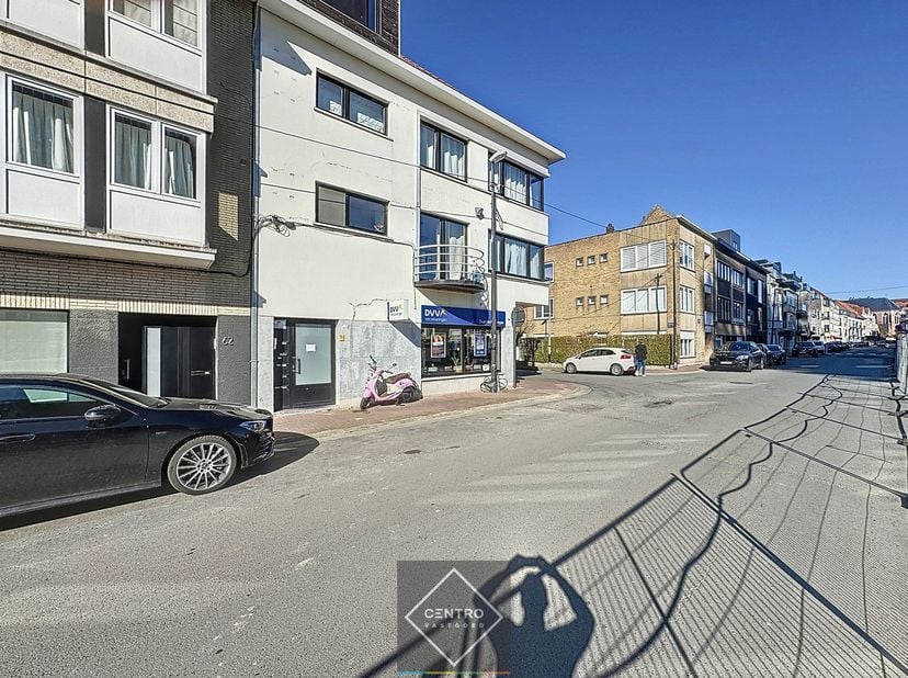 Commercieel gelegen verhuurd handelspand (Circa 153m2) met garage op INTERESSANTE ligging te Knokke-Heist!&lt;br /&gt;
&lt;br /&gt;
INDELING:&lt;br /&gt;
Gelijkvloers:&lt;