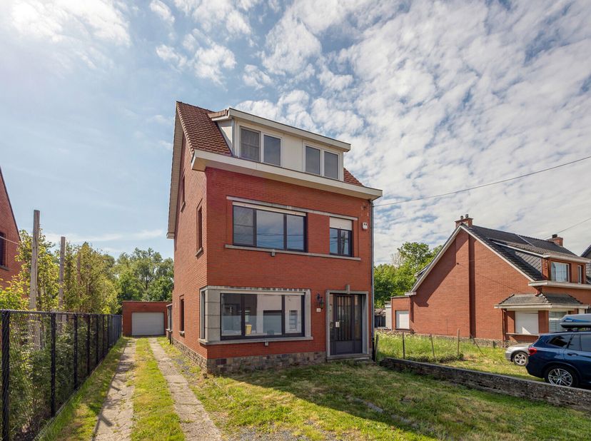 GELIJKVLOERS&lt;br /&gt;
Inkomhal 10,5 m² op tegel. Leefruimte 22 m² op tegel. Keuken 20 m² op tegel met inductie kookplaat, dampkap en enkele lavabo. Veran