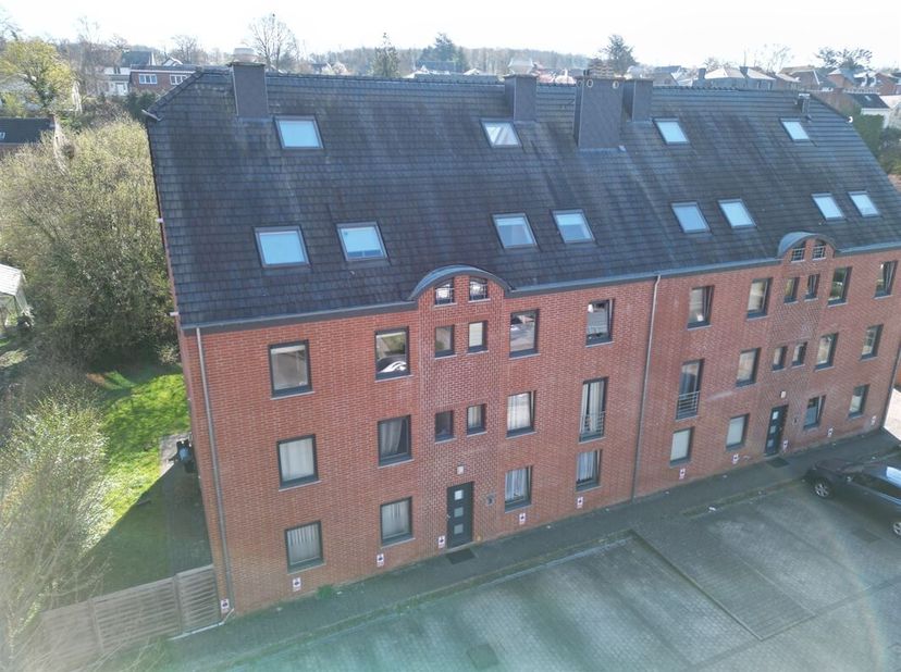 INNOV&#039;EXPERT immobilière vous invite à venir découvrir ce spacieux et lumineux duplex, idéalement situé dans un quartier calme de Jambes, à proximité