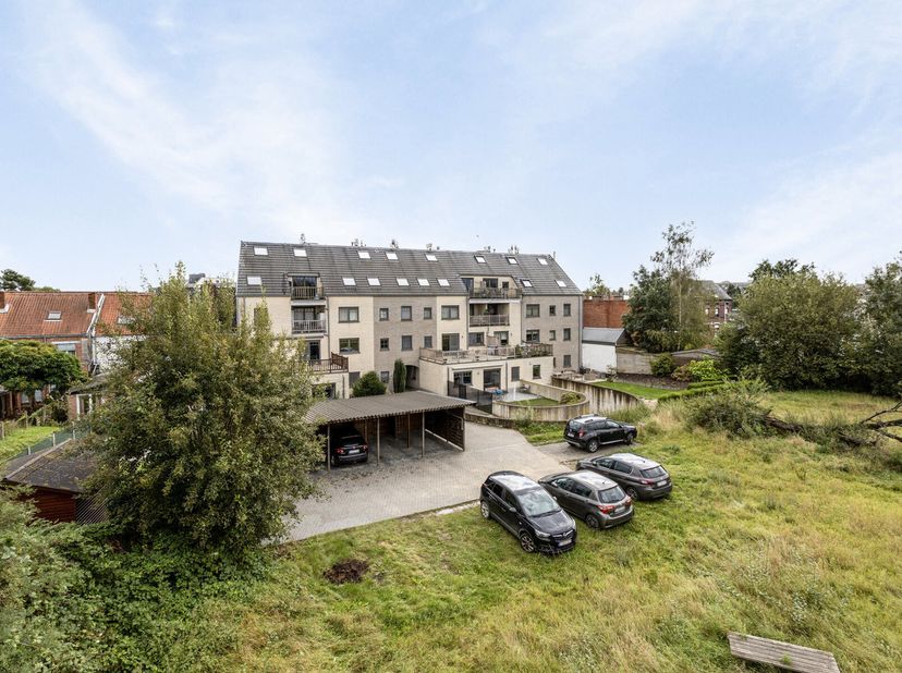 Bent u op zoek naar een unieke woonplek in het bruisende centrum van Merchtem? Dit charmante duplex appartement biedt u het beste van twee werelden: m