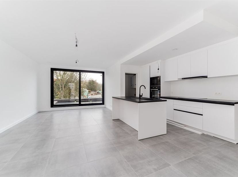 Comfortabel en energiezuinig appartement met groot terras te Hemiksem. Dit modern en kwalitatief afgewerkt appartement ligt in een rustige en groene o