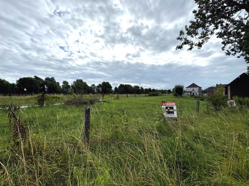 Terrain à bâtir de 8 ares 87 centiares situé face au canal Nimy-Blaton, à 2 kms des grandes surfaces commerciales et moins de 5 minutes des accès auto