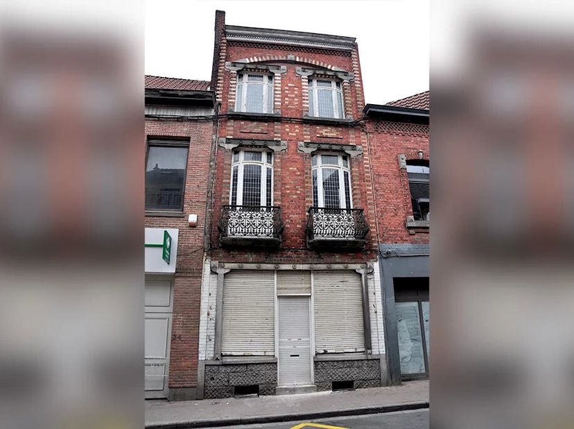 Limmobilière Domus vous propose à la vente cette maison mitoyenne 3 niveaux au coeur dEnghien (Rue de Bruxelles)&lt;br /&gt;
Ce bien demande une rénovation