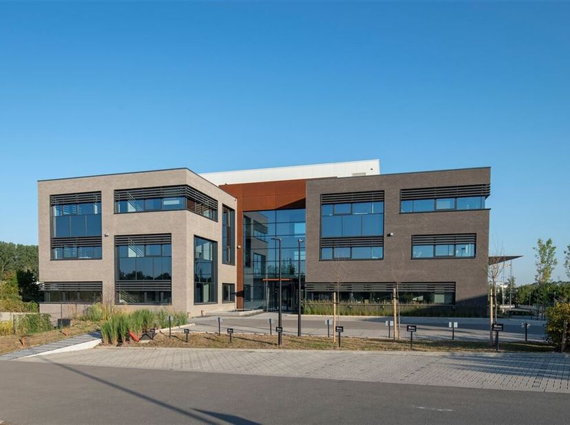 Bureaux dans un immeuble récent (2019) à Mont-Saint-Guibert (AXIS PARC), espace de travail clé en main aménagé avec goût et élégance, nous vous propos