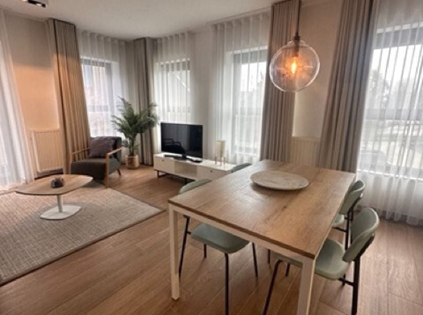 Appartement meublé de 85m2 avec 2 chambres au premier étage. Toutes les commodités d&#039;une ville dans un environnement agréable, un immeuble moderne ent