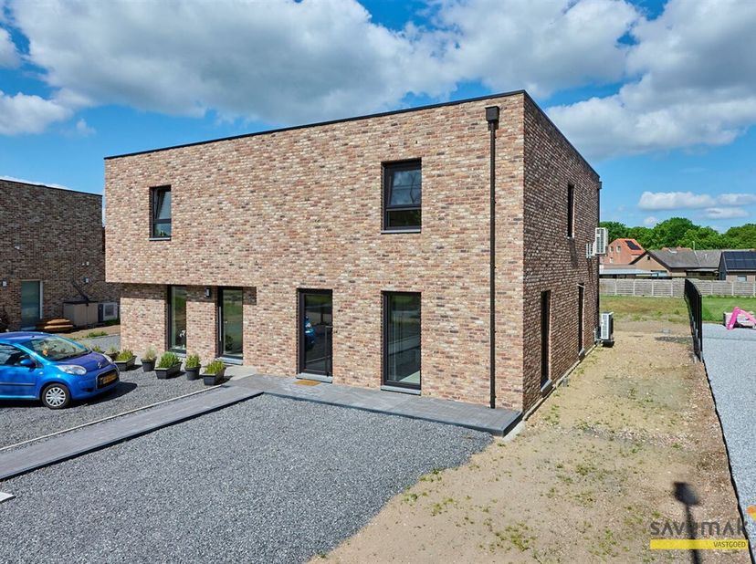 Entièrement finie avec 3 chambres dans tout le confort.&lt;br /&gt;
C&#039;est la description courte mais claire de cette maison BEN prête à être emménagée.&lt;br /