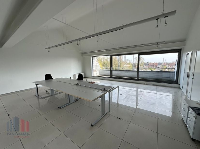 Fantastisch gelegen kantoor met een oppervlakte van 125 m² te huur langs én met visibiliteit van de bedrijvige Meensesteenweg op slechts 300 m van de