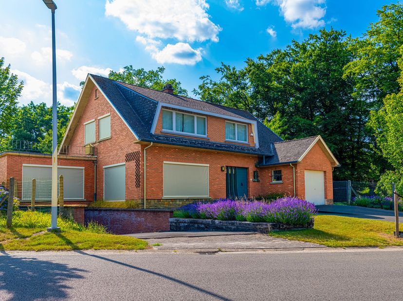 Bijzonder aangename villa te Hofstade. Residentieel gelegen vlakbij Ambrooskasteel, in een uiterst rustige verkaveling. Nabij Rijksdomein, zwembad en