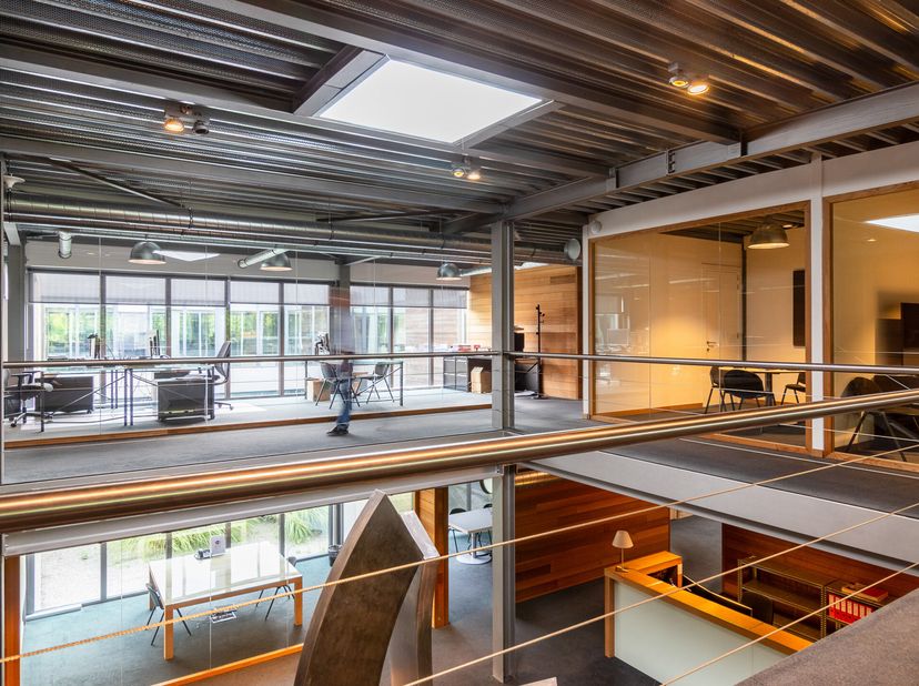 BUREAUX DE STANDING au Zoning Nord !! Superbes de bureaux totalisant +- 110 m²  composé de 83 m² de bureaux privatifs, situé au 1er étage d&#039;un grand b