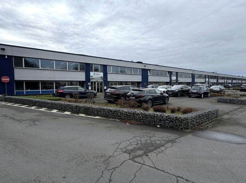 1.152m² magazijn met 288m² kantoor in semi-industrieel bedrijvencomplex&lt;br /&gt;
Ligging: nabij A12 (Antwerpen - Brussel)&lt;br /&gt;
Specificaties magazijn: b