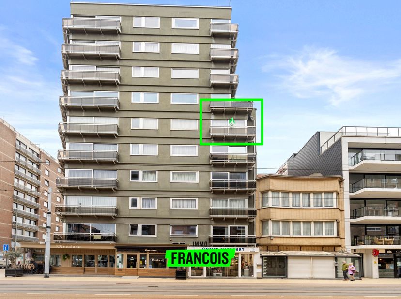 Dit instapklare tweeslaapkamer appartement, gelegen in de Jean Van Hinsberghstraat in Middelkerke, biedt een comfortabele woonomgeving op een toplocat