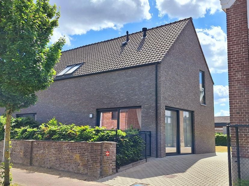Praktisch ingedeelde nieuwbouwwoning (halfopen bebouwing) gelegen aan de oude jongensschool van Kaulille.  Op het gelijkvloers vinden wij inkomhal, wo