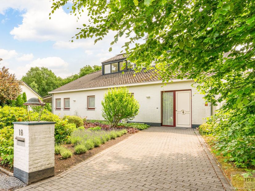PERFECT ONDERHOUDEN VILLA OMRINGD DOOR PRACHTIGE TUIN OP UNIEKE EN GEGEERDE PLEK IN HARTJE ACHEL! Deze woning biedt +-250m² netto bewoonbare oppervlak