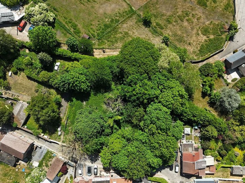 Terrain à bâtir de 22 ares 03 centiares, proposant +/- 50 mètres de façade à rue. &lt;br /&gt;
Topographie relativement plate, située en zone à d&#039;habitat. L