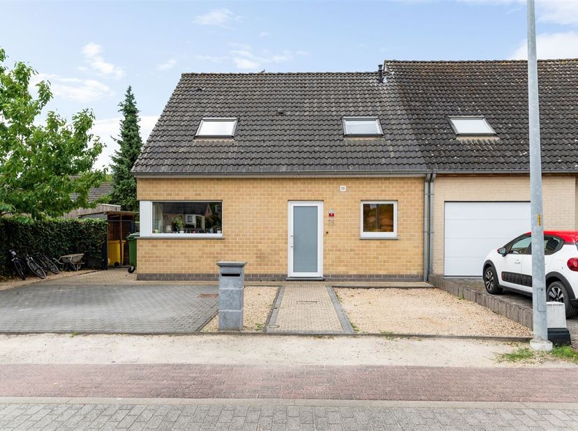 Ligging: deze woning is gelegen in een rustige, moderne verkavelingsstraat in Tremelo, vooral bewoond door jonge gezinnen. De buurt bestaat uit recent