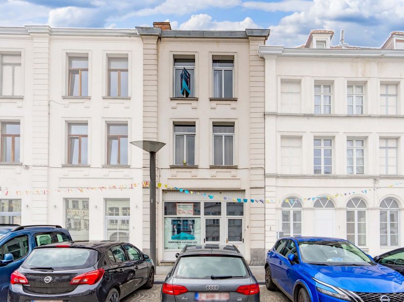 Immeuble mixte situé extra centre.&lt;br /&gt;
Bel immeuble mixte entièrement rénové se composant au rez-de-chaussée d&#039;une surface commerciale de 27m² aména