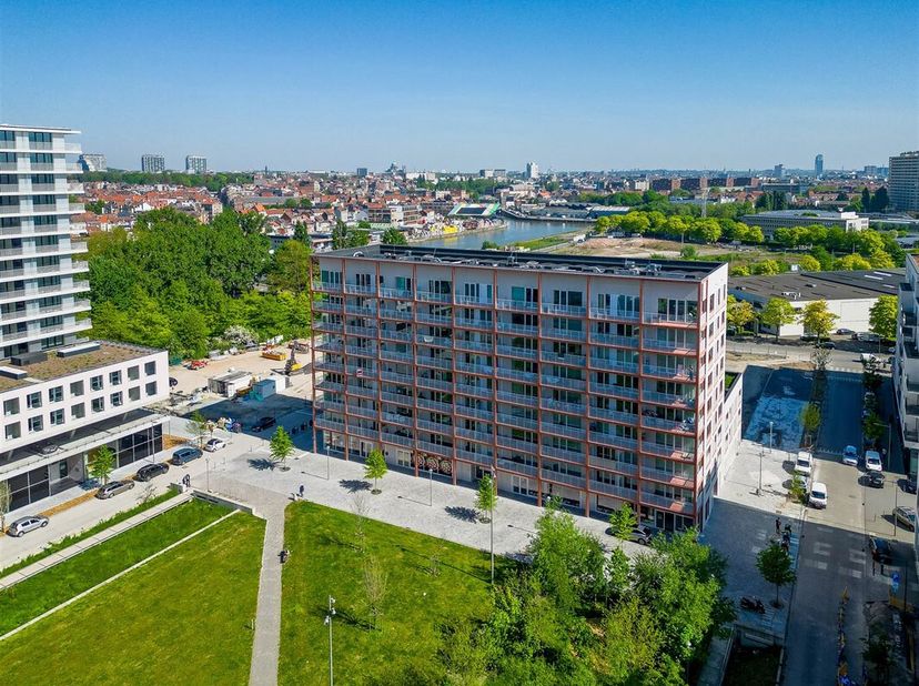 Property One, votre partenaire immobilier, vous présente cet appartement 3 chambres situé au premier étage du projet neuf &quot;Park Side&quot;, lot A.101. Ce b