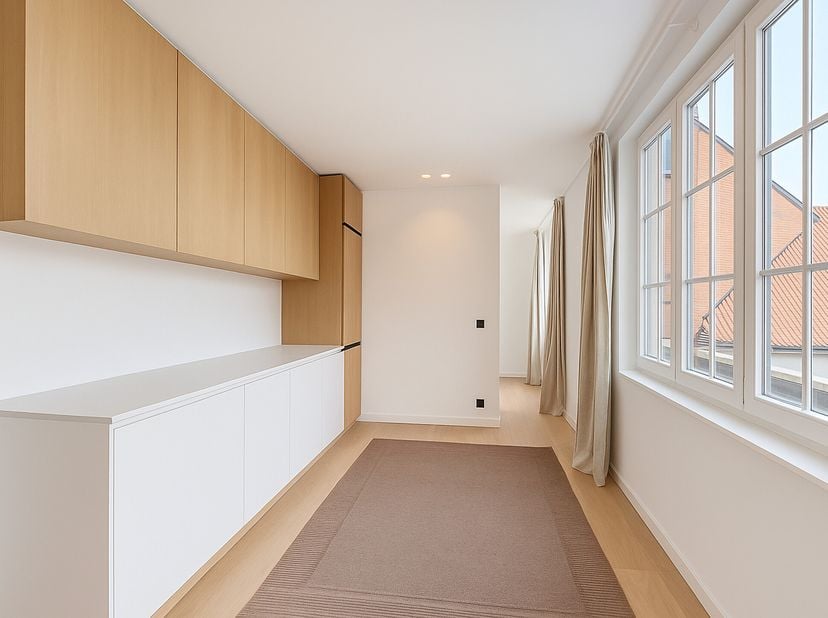 Entre le quartier Dansaert et le quai aux Briques, au 1ER étage dune petite copropriété, dans une rue calme à sens unique, superbe studio rénové de ±3