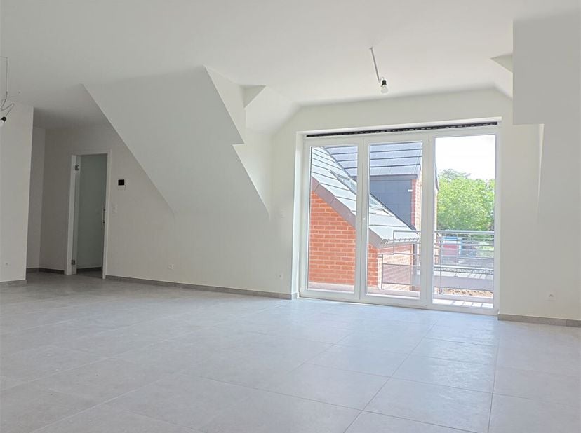 Appartement 2 chambres avec balcon et place de parking privative dans une magnifique résidence à Frasnes-Lez-Buissenal. Implantée au centre du village