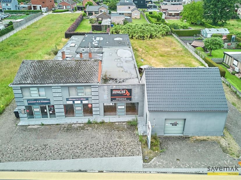 Deze handelsruimte heeft (buiten een enorme binnenoppervlakte) een appartement met 2 slaapkamers.&lt;br /&gt;
De handelszaak is ingedeeld in bureauruimte, s
